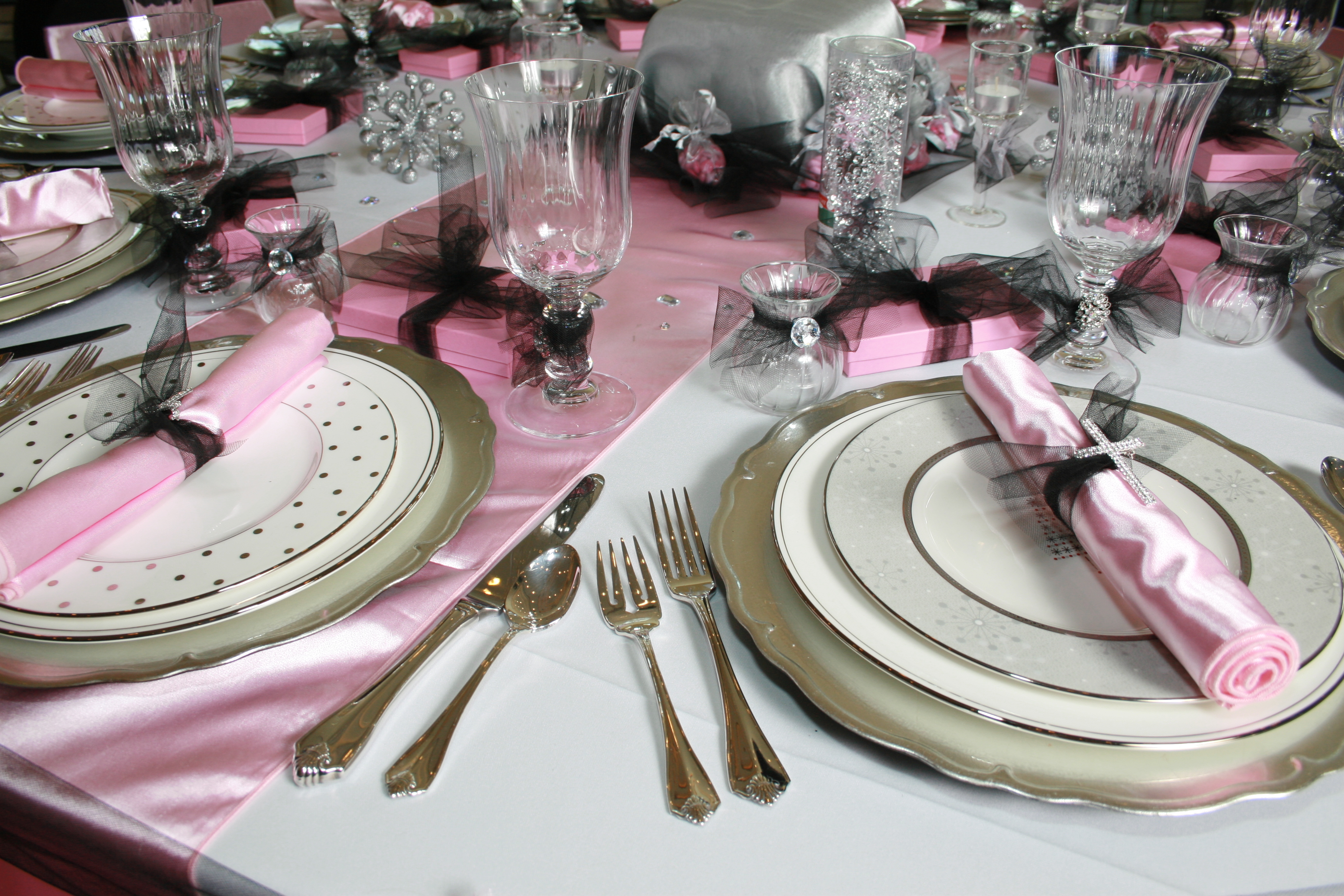 Pink and silver glamour table setting